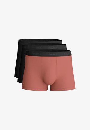 Tre boxer da uomo in fila, quello davanti color ruggine con cintura nera, due dietro neri con cintura nera, nome del marchio visibile sulla fascia.