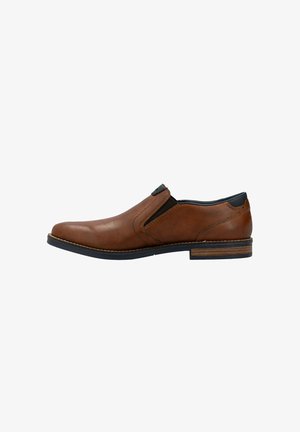 Chaussure slip-on en cuir marron avec des panneaux élastiques sur les côtés, un bout arrondi et un petit talon empilé. Accents noirs au niveau du col et de la semelle.