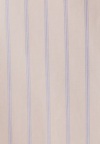 Tissu beige clair avec des rayures verticales bleu marine, texture lisse, légèrement froissé, adapté pour des vêtements ou des textiles d'intérieur.