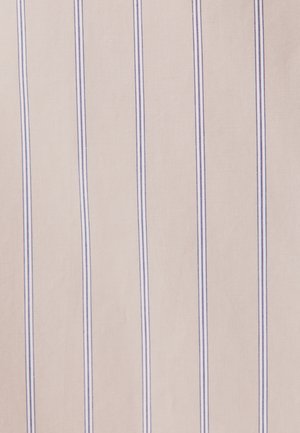 Lys beige stof med vertikale marineblå striber, glat tekstur, let krøllet, velegnet til tøj eller hjemmetekstiler.