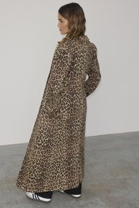 Leopardmønster, langermet, gulvlengde frakk laget av mykt stoff, med løs passform og knappelukking foran.