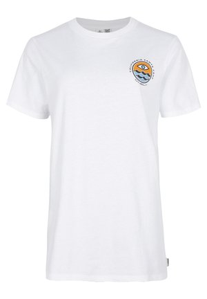 Biała koszulka z krótkim rękawem z niewielkim, okrągłym logo na lewej piersi przedstawiającym stylizowane oko, pomarańczowe słońce i niebieskie fale z napisem.