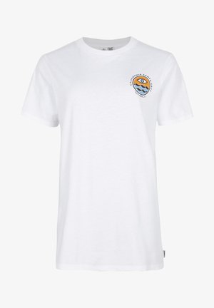 Camiseta blanca de manga corta con un pequeño logo redondo en el lado izquierdo del pecho que muestra un ojo estilizado, un sol naranja y olas azules con texto.
