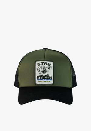 Groen-zwart truckerpetje met een patch waarop een cartoonvis te zien is die een surfplank vasthoudt, met de tekst "STAY FRESH STOKED SESSIONS PROTEST."