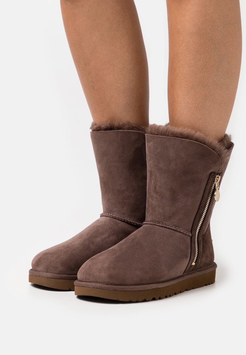 UGG BAILEY ZIP SHORT Classic ankle boots burnt cedar/dark brown
