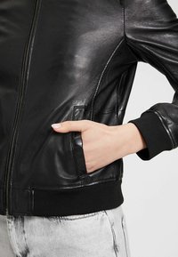 Mauritius MWBJELLA - Bomberjacke - black