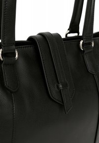 Mustan nahkalaukun teksturoituneella pinnalla, jossa on kaksoiskahvat, hopeiset yksityiskohdat ja keskeinen läppäkiinnitys.