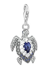 Silberner Schildkrötenanhänger mit einem dunkelblauen Mittelstein, umgeben von klaren und hellblauen Akzenten; detaillierte Struktur auf Panzer und Beinen.