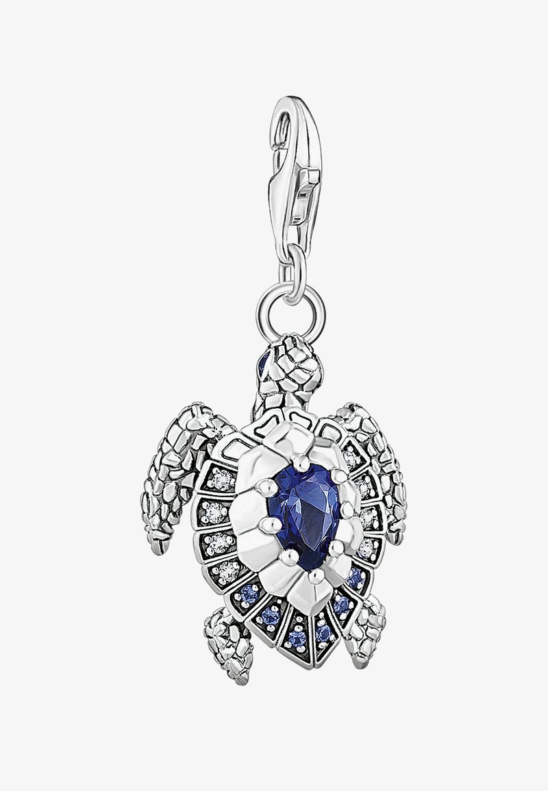 Silberner Schildkrötenanhänger mit einem dunkelblauen Mittelstein, umgeben von klaren und hellblauen Akzenten; detaillierte Struktur auf Panzer und Beinen.