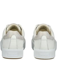 Białe sneakersy z gładkiej skóry i zamszu, gumowe podeszwy, zaokrąglony kształt oraz wytłoczone logo marki na pięcie.