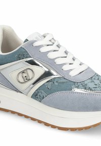 Baskets bleu clair et gris avec motif floral, lacets blancs, accents métalliques argentés, et semelle en caoutchouc blanche avec bande de roulement marron.