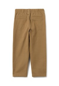 Bruine katoenen broek van een katoenmix met een elastische tailleband, vlakke voorkant en twee achterzakken. De stof heeft een gladde, matte afwerking.