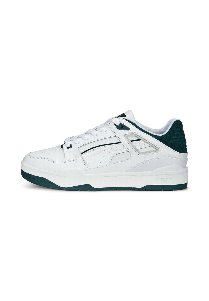 Hvide lædersneakers med grønne accenter, tekstureret bagklap og en solid gummisål. Har en snøredesign og sidepaneler med detaljer.