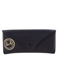 Custodia per occhiali da sole in pelle nera e texture con pattina pieghevole, chiusura a scatto e logo circolare dorato con la scritta "Ray-Ban."
