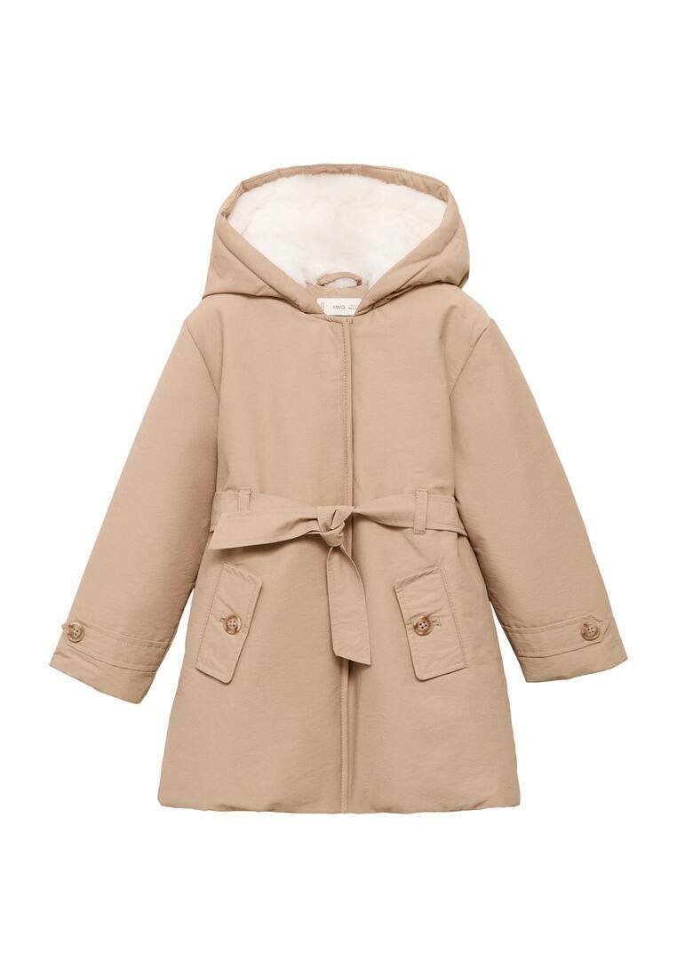Bežna zimska jakna s kapuco in belo flisasto podlogo, s sprednjim pasom z vezanjem v mašno, gumbnimi žepi z oklopi in gumbnimi manšetami.
