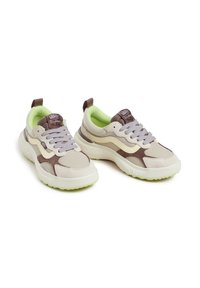 Tenisky Vans s krémovým a hnědým semišem, síťovanými detaily, světle zeleným podšívkou, silnou bílou podrážkou s texturovaným vzorem a logem.