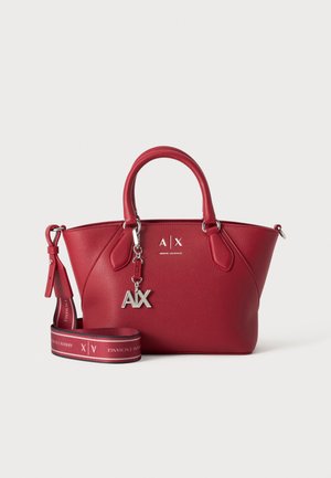 Červená kožená kabelka Armani Exchange s dvoma rukoväťami, odnímateľným popruhom a strieborným príveskom s logom A|X vpredu.