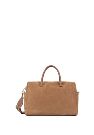 Sac de voyage en daim marron avec deux poignées en cuir et une sangle d'épaule réglable, présenté sur fond blanc.