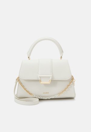 Weißes Handtasche aus synthetischem Material, mit einem oberen Griff, goldenen Kettenakzenten und einem Frontverschluss. Kompakte rechteckige Form.