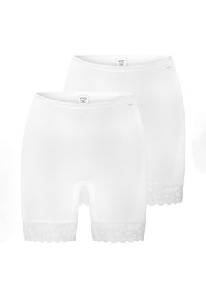 Deux sous-vêtements blancs pour femmes avec bordure en dentelle ; l'un est style short plus long, l'autre style jupon court, tous deux avec des étiquettes de la marque Mey.