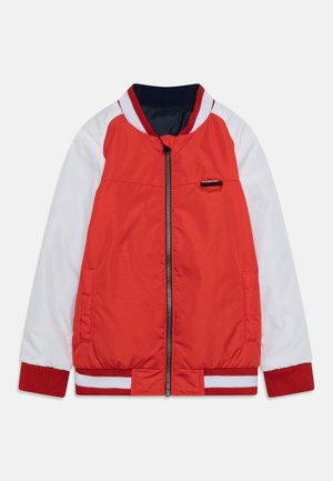 Rote und weiße Bomberjacke mit einem Reißverschluss vorne, geripptem Kragen und Bündchen, seitlichen Taschen und einem kleinen Logo auf der Brust. Glatte Textur.