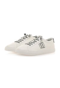 Zapatillas de lona blancas con cordones negros, detalles grises y suela de goma. Presentan un logo con tres líneas verticales en el lateral.