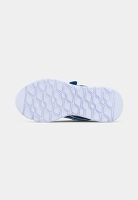 Semelle de chaussure de sport bleue avec une semelle extérieure en caoutchouc blanc texturé, dotée d'un motif de traction géométrique pour une meilleure adhérence et durabilité.