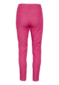 Pantaloni aderenti rosa con una superficie liscia, dotati di due tasche posteriori e orli arrotolati. Il design è sartoriale e a gamba dritta.