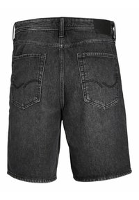 Pantaloni corti in denim neri con cucitura visibile, due tasche posteriori e una finitura testurizzata. Presentano una vita nera semplice e una vestibilità dritta.