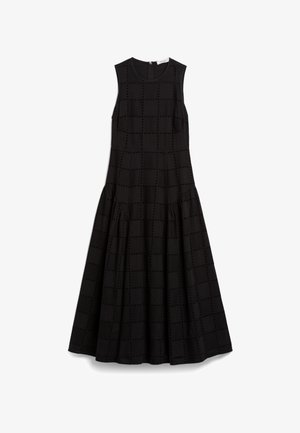 Robe noire sans manches présentant un motif en grille texturé, une jupe évasée et une fermeture éclair au dos. Fabriquée en tissu léger et respirant.