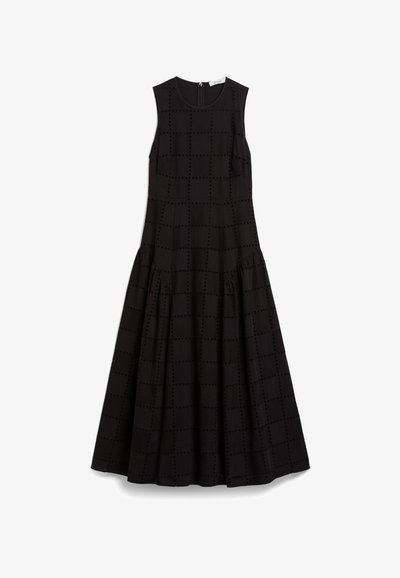 Mou loze zwarte jurk met een gestructureerd ruitpatroon, een uitlopende zoom en een ritssluiting aan de achterkant. Gemaakt van lichtgewicht, ademend materiaal.