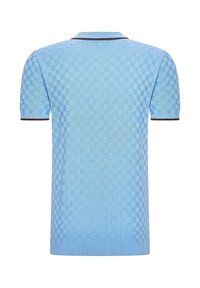 Světle modrá polokošile s krátkým rukávem, zdobená texturovaným kostkovaným vzorem a kontrastním tmavě modrým límečkem a manžetami.