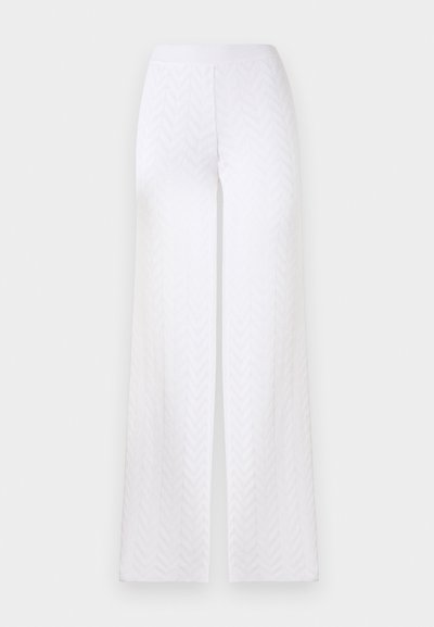 Pantalon blanc à jambes larges avec motif chevron subtilement texturé et taille élastique sur fond uni.