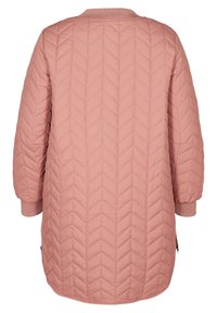 Vycpaný dlouhý kabát v lehce růžové barvě s pruhovaným vzorem, žebrovanými manžetami a bočními zipovými kapsami pro pohodlí.