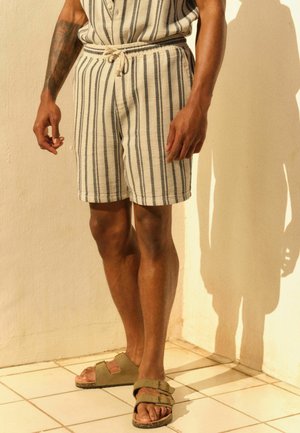 Next REGULAR FIT biały