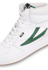 Białe wysokie sneakersy z zielonymi akcentami, perforowana skóra, płaskie białe sznurówki i gumowa podeszwa. Logo Fila na języku.
