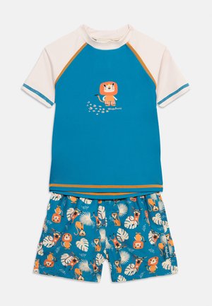 Mėlynas ir baltas trumpomis rankovėmis plaukimo kostiumėlis su animacinio liūto atvaizdu ant viršaus ir derančios šortai, išmarginti liūtų, lapų ir žaismingų raštų motyvais.