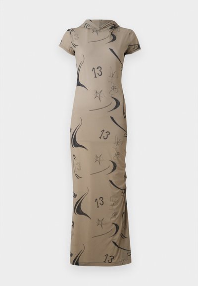 Largo vestido beige con capucha, con patrones abstractos en negro y el número 13. Diseño ajustado con mangas cortas. Textura suave.