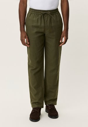 Olívazöld, kényelmes szabású nadrág rugalmas derékpánttal és állítható húzózsinórral. Könnyű, sima tapintású anyagból készült.