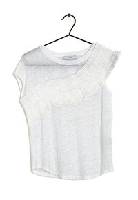 Haut à manches courtes blanc avec un détail froncé texturé et plissé le long d'une épaule. Fabriqué en tissu léger et légèrement transparent. Suspendu à un crochet noir.