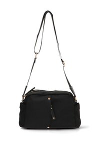 Bolso de tela negra con cierre de cremallera, correa ajustable y acentos de hardware en tono dorado. Cuenta con un bolsillo frontal con un detalle de borlas.