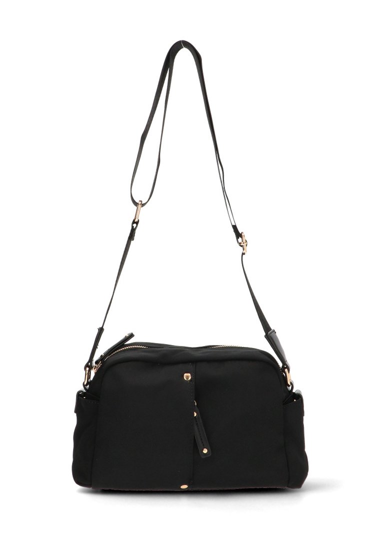 Bolso de tela negra con cierre de cremallera, correa ajustable y acentos de hardware en tono dorado. Cuenta con un bolsillo frontal con un detalle de borlas.