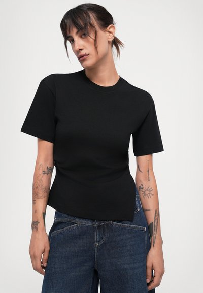 Black short-sleeve t-shirt made of smooth cotton material, featuring a classic crew neck design and a tailored fit.