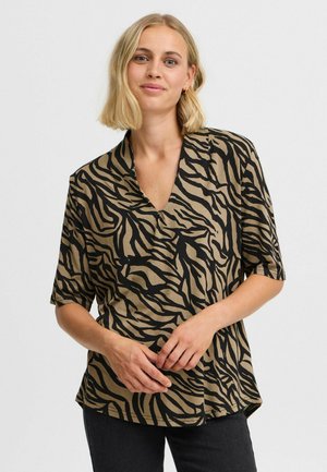 Kurzarmbluse in Beige mit schwarzem Zebra-Muster, mit V-Ausschnitt und lockerer Passform, hergestellt aus einem glatten, leichten Stoff.