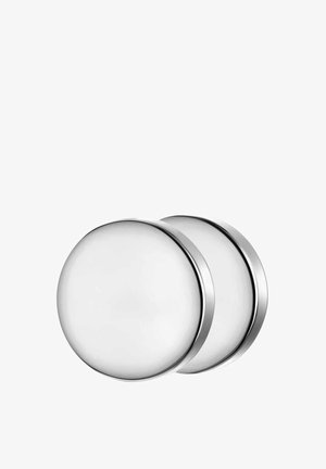 Sospensioni in vetro bianco opaco, rotonde, con accenti in cromo lucido, caratterizzate da una superficie liscia e un design minimalista.