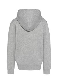 Felpa grigia con cappuccio realizzata in tessuto morbido. Presenta una tasca a marsupio, polsini e orlo a costine. La parte posteriore mostra una superficie liscia e semplice.