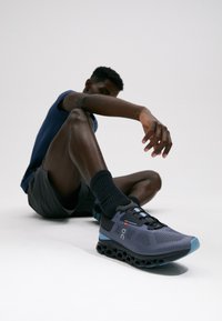 On CLOUDSTRATUS 3 - Road running shoes - metal   wisteria