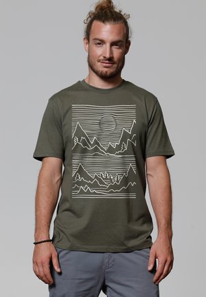 Olivgrünes Baumwoll-T-Shirt mit einer weißen Lin Zeichnung von Bergen und Sonne, mit horizontalen Streifen über und unter dem grafischen Design.