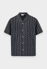 Μαύρο πουκάμισο με κοντά μανίκια, κουμπώνει μπροστά, με γεωμετρικό μοτίβο από λευκά τρίγωνα και μικρό γιακά.