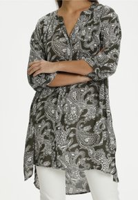 Chemise verte à motif cachemire avec patte de boutonnage, manches trois-quarts et coupe ample ; tissu doux et léger avec une surface légèrement texturée.